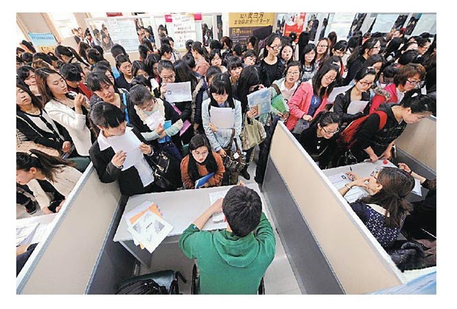 在大学毕业生就业难的大背景下，女大学毕业生就业更难。图为女大学毕业生排队等候和用人单位洽谈